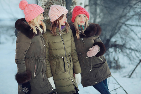 三个年轻女性在冬天