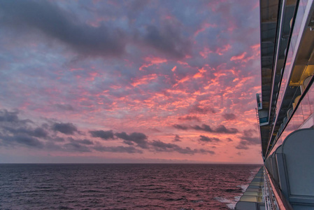反映在游船一侧的海洋日落