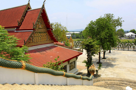 观龙栏杆和佛教寺庙的屋顶在禁令塞萨山三藩 Nok, 碧差汶, 泰国