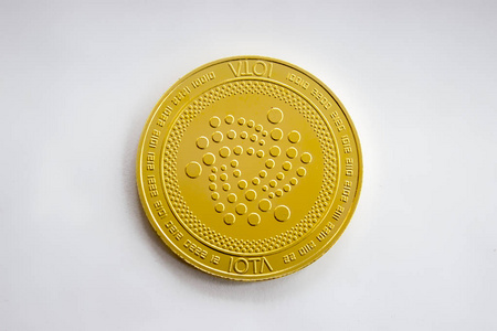 在白色背景是一个数字加密货币 iota 的孤立的金币.金币的正面照片