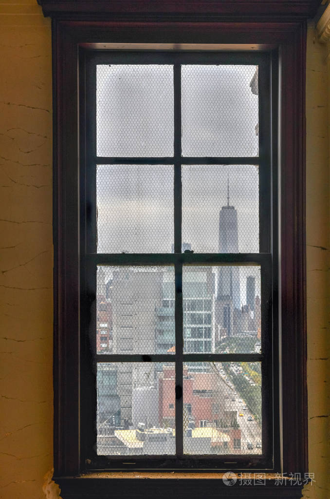 通过纽约市西侧的窗户可以看到曼哈顿市中心的景色