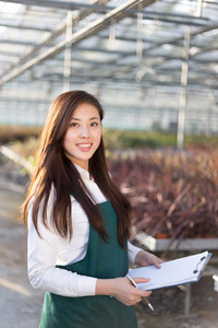 年轻的亚洲女子工程在温室