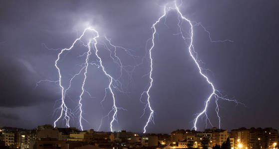 地中海之夜的雷雨