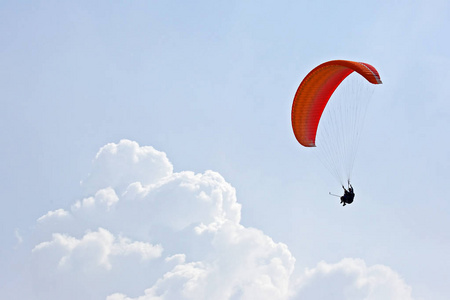 滑翔伞飞行在天空的翅膀上图片
