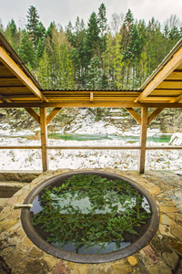 热水中洗澡用的铁盆照片