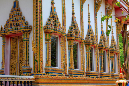 寺庙的门和窗户装饰着用金色的复杂木雕描绘佛陀的生活熟悉的本生故事, 在禁令塞山三藩 Nok, 碧差汶, 泰国