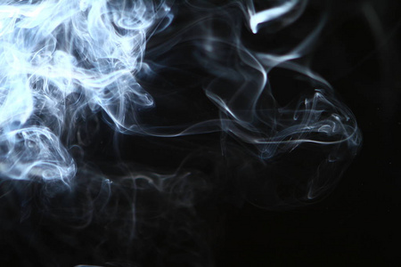 相当水相当抽象发光的蓝色烟雾在沉重的黑色背景照片