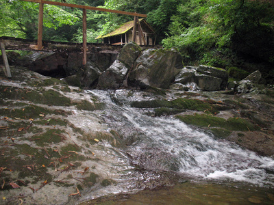 老房子在小山河之上