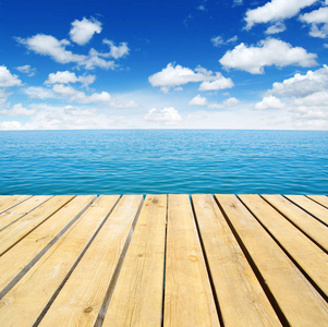 木头，蓝色的大海和天空背景