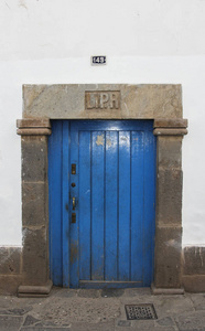 关闭在库斯科秘鲁的房子门面的老前门。旧的风格。历史中心区