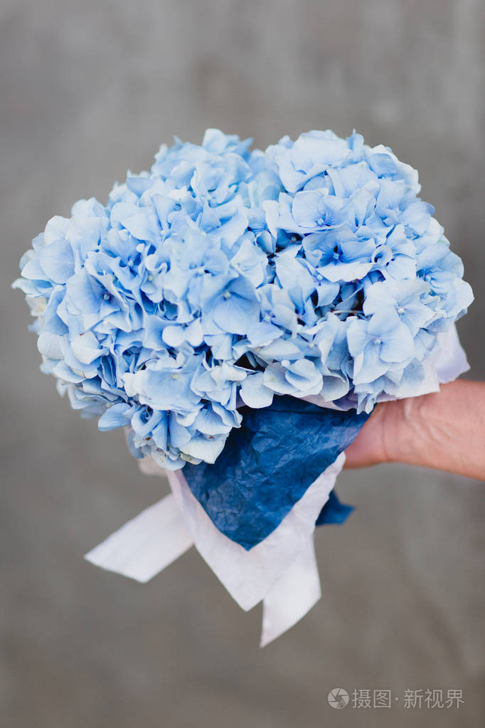 蓝色绣球花的花束