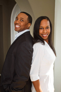 一个快乐的非洲裔美国夫妇的肖像微笑和拥抱