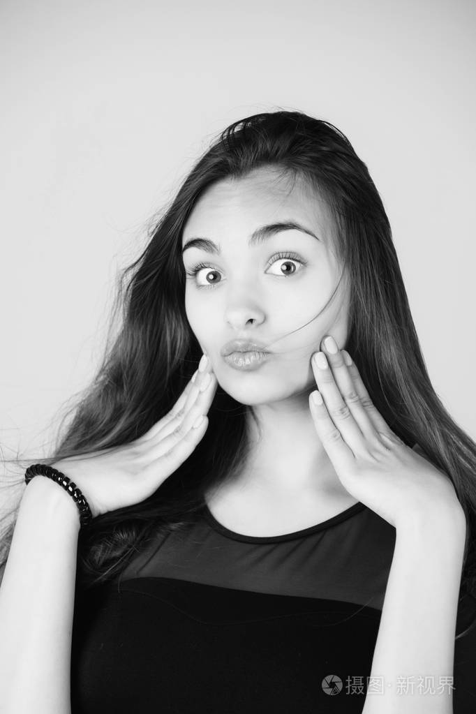 可爱年轻的脸上的大眼睛女孩