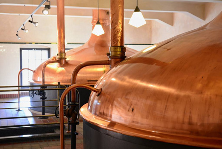 传统发酵铜桶啤酒酿造室内景观图片