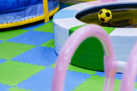现代化的儿童游乐场室内。在美丽的孩子们的操场与五颜六色的球玩
