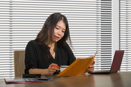 年轻美丽和成功的亚洲韩国商业妇女工作自信在现代办公室电脑办公桌在女实业家成功和企业公司的工作理念