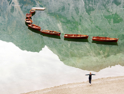 Braies 湖的景色在意大利白云岩阿尔卑斯, 阿尔塔普斯泰里亚山谷, 在 FanesSennes 和 Braies 自然公园