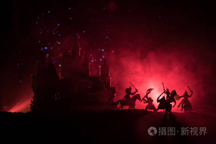 作为分开的对象, 战斗在战士之间在黑暗的柔和的雾背景与中世纪城堡