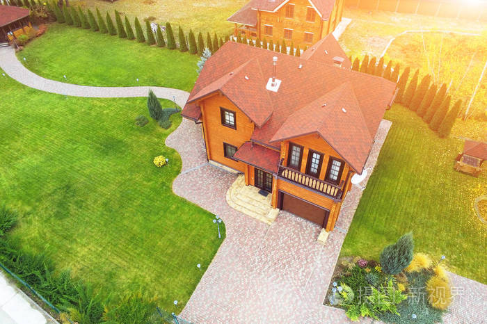 漂亮的豪华大木房子。带绿色草坪, 花园和蓝天背景的木屋别墅