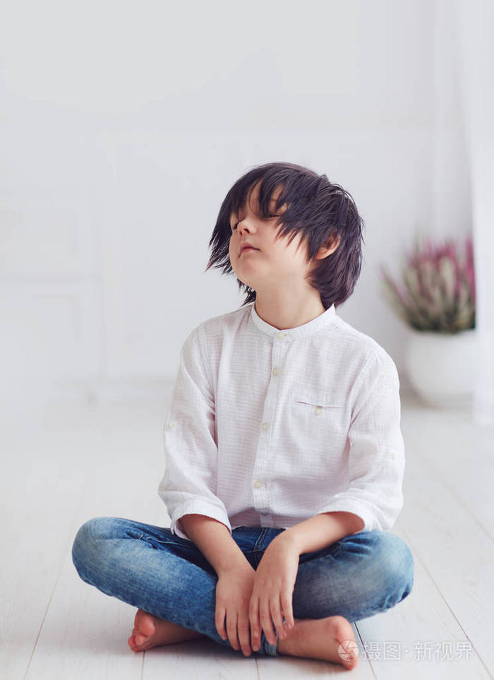 小男孩的肖像动漫人物赤脚坐在地板上