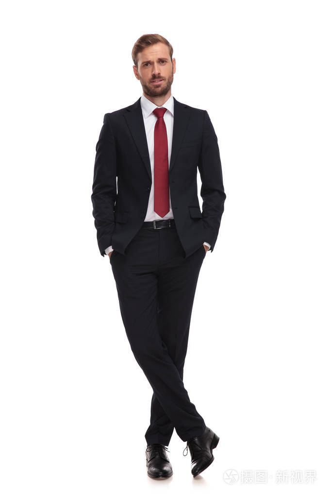 哀伤的商人站立用手在口袋和腿横渡在白色背景, 全长图片