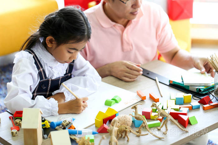 家长和小孩玩益智玩具的乐趣, 家庭概念