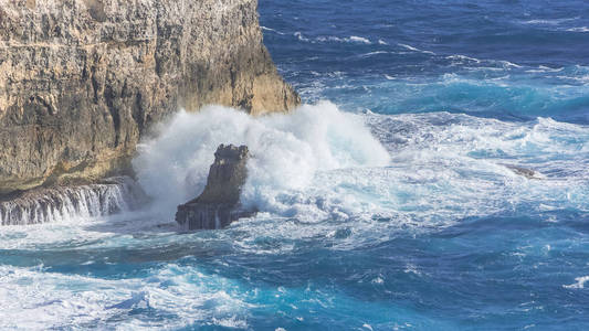 风暴波在岩石海岸与悬崖, 强大的水飞溅, 瓜德罗普岛