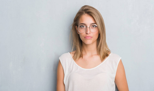 自信的表情对聪明的脸认真思考照片