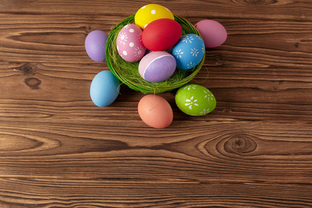 复活节假日背景五颜六色的鸡蛋在篮子