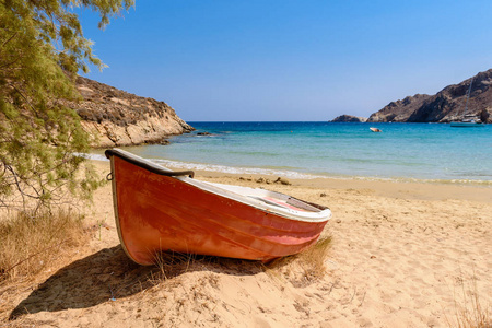 船在普利利阿莫斯海滩与柔软的粉末砂和一个浅绿松石海湾。serifos 岛, 基克拉迪斯, 希腊