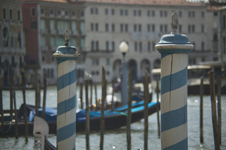 威尼斯平底船系泊的特征柱的详细信息