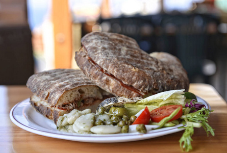 传统的马耳他菜ftira。马耳他的食品。典型的马耳他面包叫做 ftira 伴随着法式炸薯条。马耳他