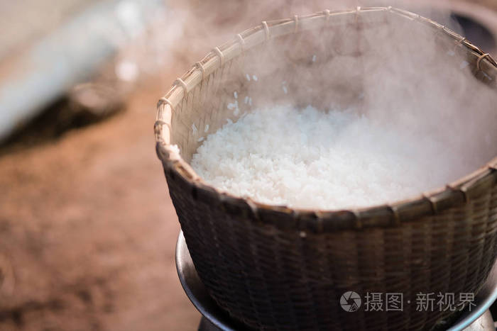 传统竹蒸笼带上一壶沸腾的水蒸饭