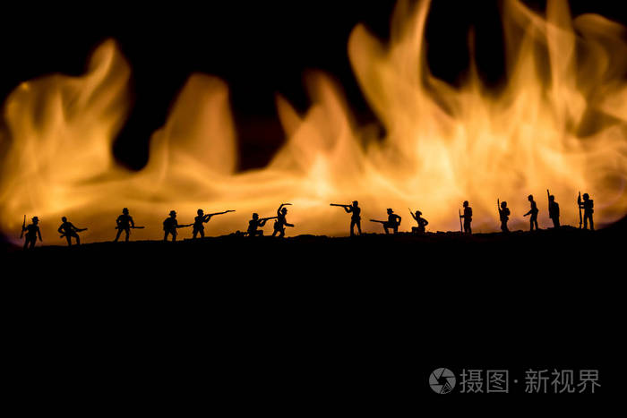 军事剪影战斗场面在战争雾天空背景.攻击现场.选择性聚焦