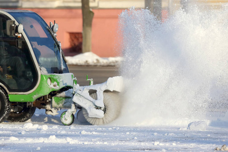 专用除雪机清理道路