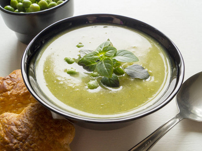碗里的绿色豌豆汤。