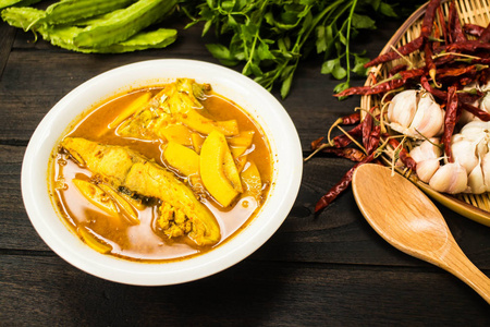 鱼 高森 或 高森 或 泰国酸咖喱 是一种酸辣的咖喱鱼或汤, 蔬菜在泰国中部很受欢迎