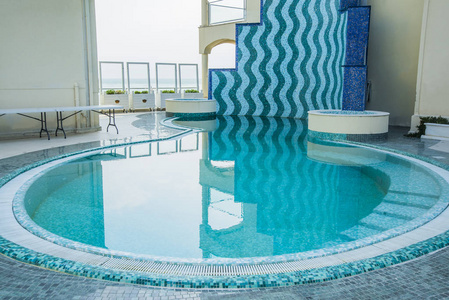 室内圆形室外空泳池酒店与露台照片