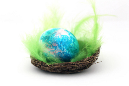 在篮子里的蓝色复活节彩蛋。