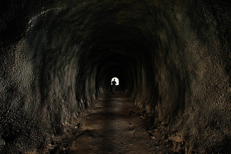 在山洞隧道人剪影照片