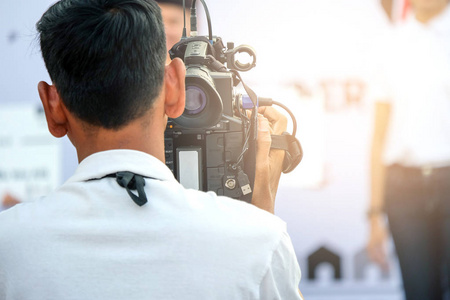 在事件中的摄影师视频录制活动照片