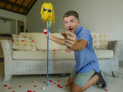 这是他的未婚夫跪着, 并提出婚姻提供订婚戒指在婚礼提案模仿摄影图