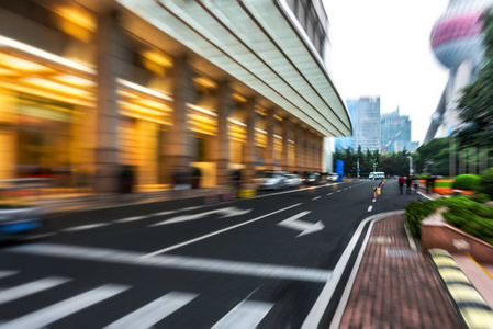 空的沥青道路与城市景观