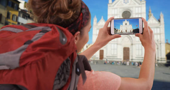 白人女性探索佛罗伦萨拍摄圣十字教堂的视频