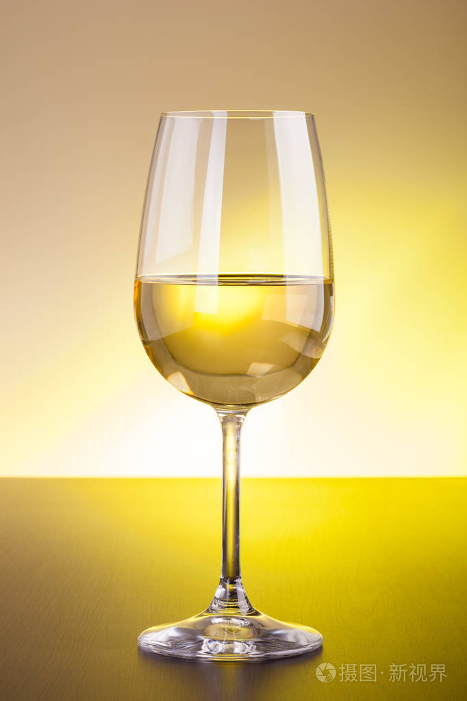 木制的桌子上的白色葡萄酒杯