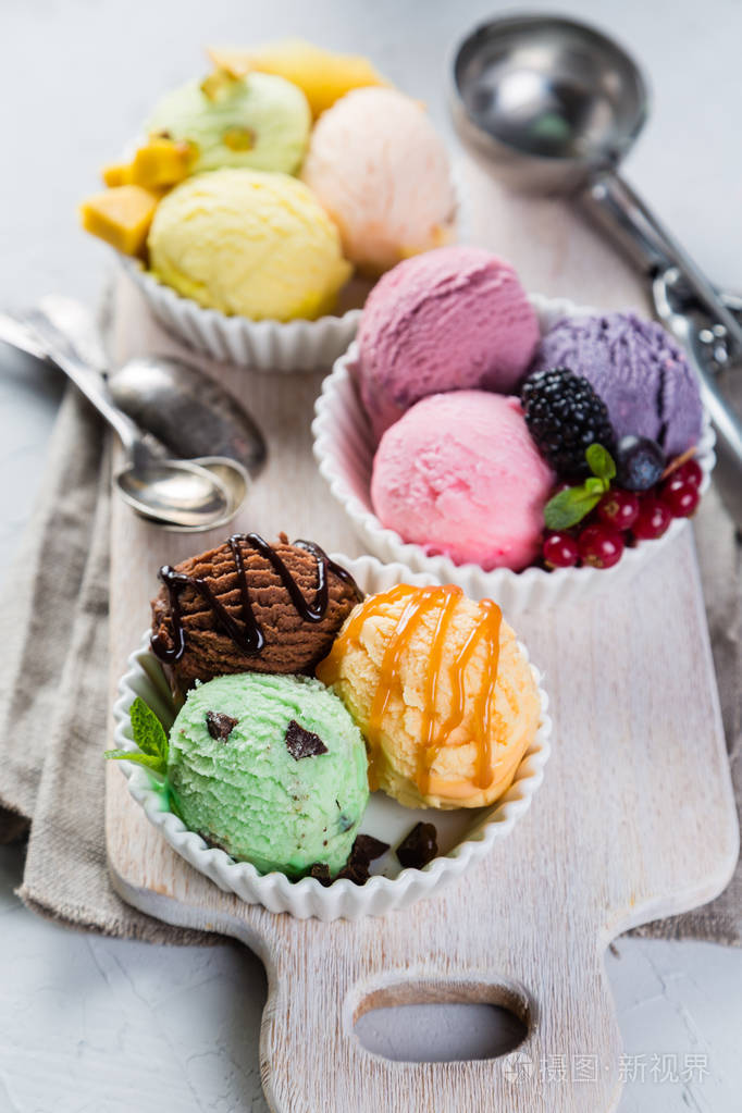 选择的多彩冰淇淋勺