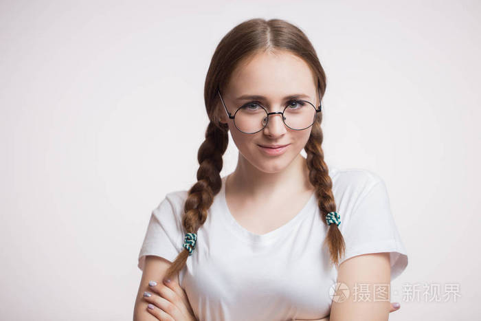 有吸引力的女人想出了一个狡猾的计划年轻的学生或十几岁的女孩戴眼镜