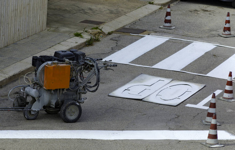 道路和交通标志绘画用筑路机和工人