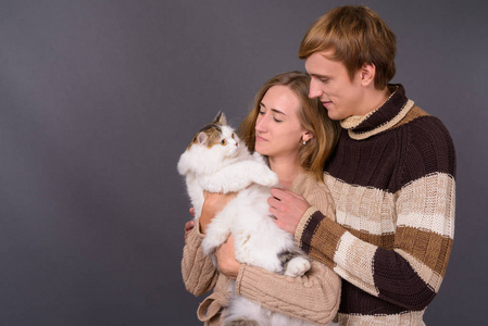 抱着波斯猫的年轻夫妇的肖像