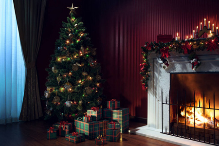 美丽的白色圣诞装饰壁炉和圣诞树的景色